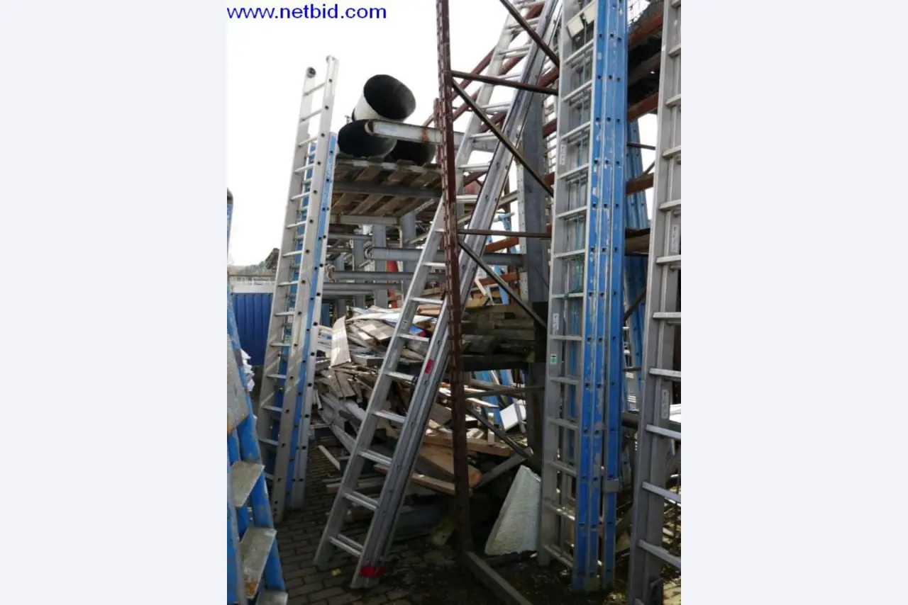 BGA, zaloge, montažni material in vozila iz oddelka za strešne kritine.-1