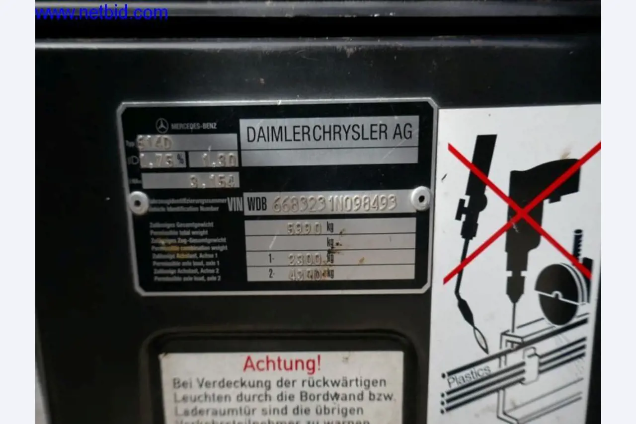 BGA, zaloge, montažni material in vozila iz oddelka za strešne kritine.-11