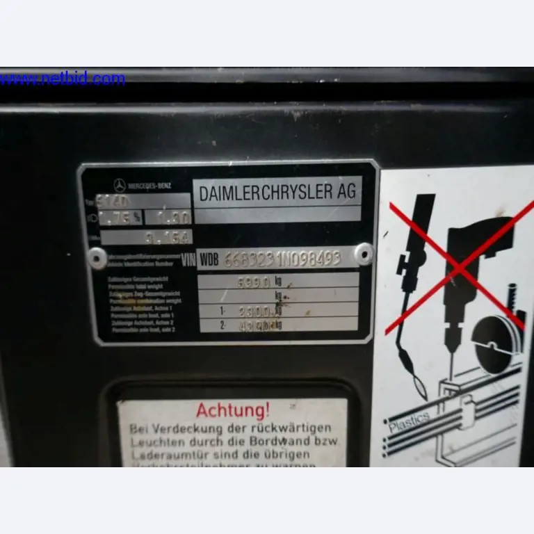 BGA, zaloge, montažni material in vozila iz oddelka za strešne kritine.-11