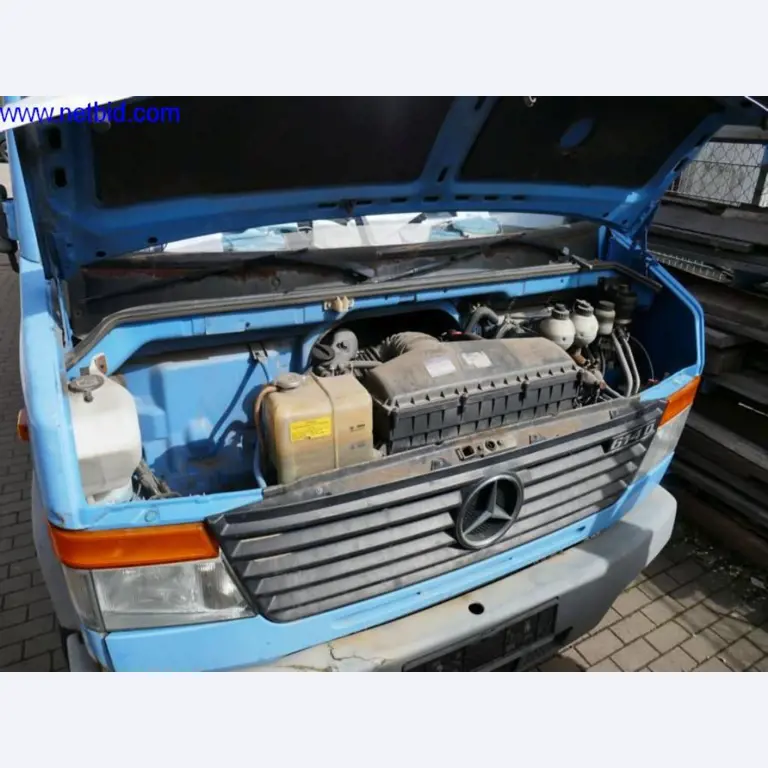 BGA, zaloge, montažni material in vozila iz oddelka za strešne kritine.-14