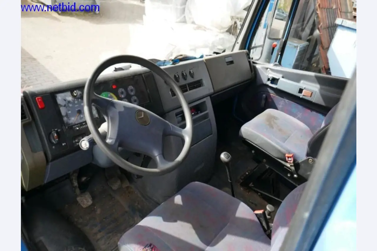 BGA, zaloge, montažni material in vozila iz oddelka za strešne kritine.-5