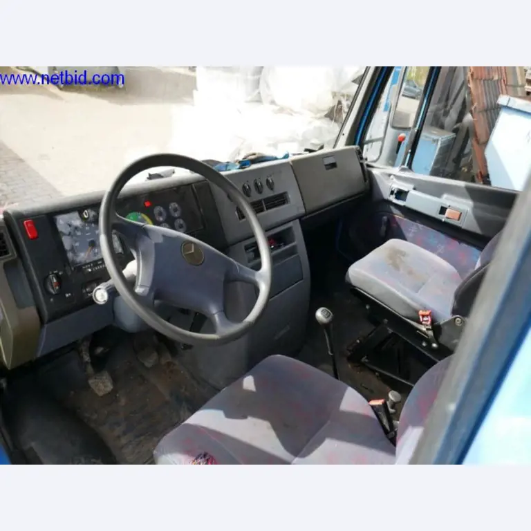 BGA, zaloge, montažni material in vozila iz oddelka za strešne kritine.-5