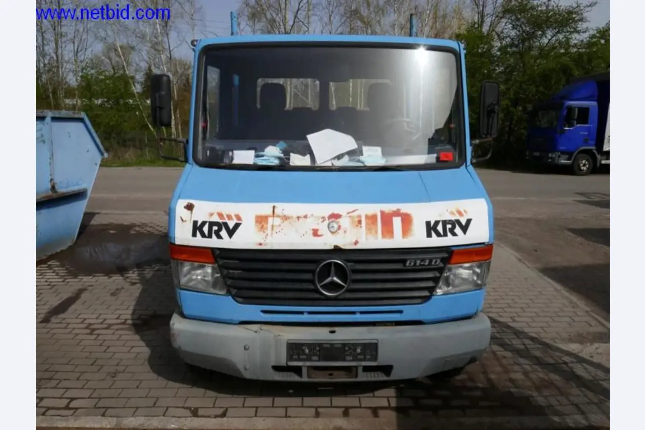 BGA, zaloge, montažni material in vozila iz oddelka za strešne kritine.-7