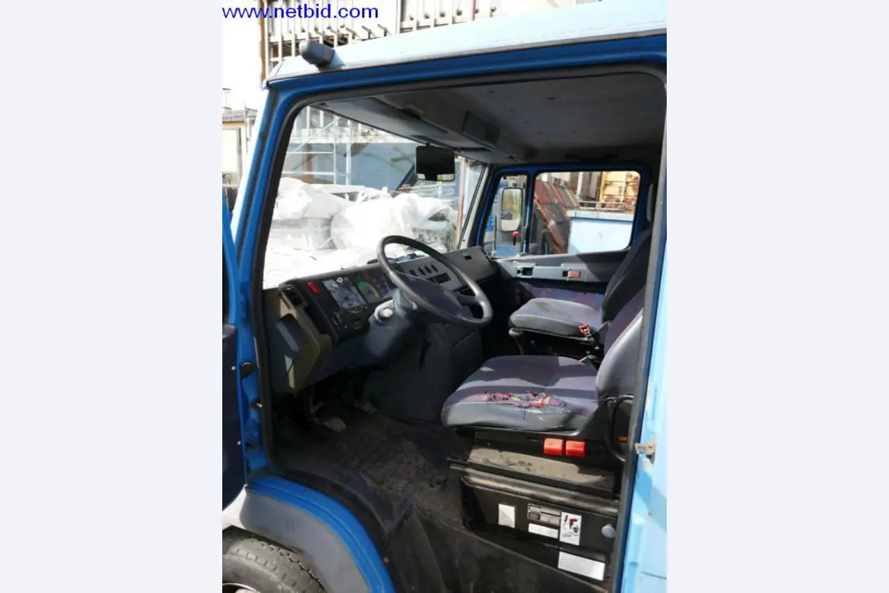 BGA, zaloge, montažni material in vozila iz oddelka za strešne kritine.-8