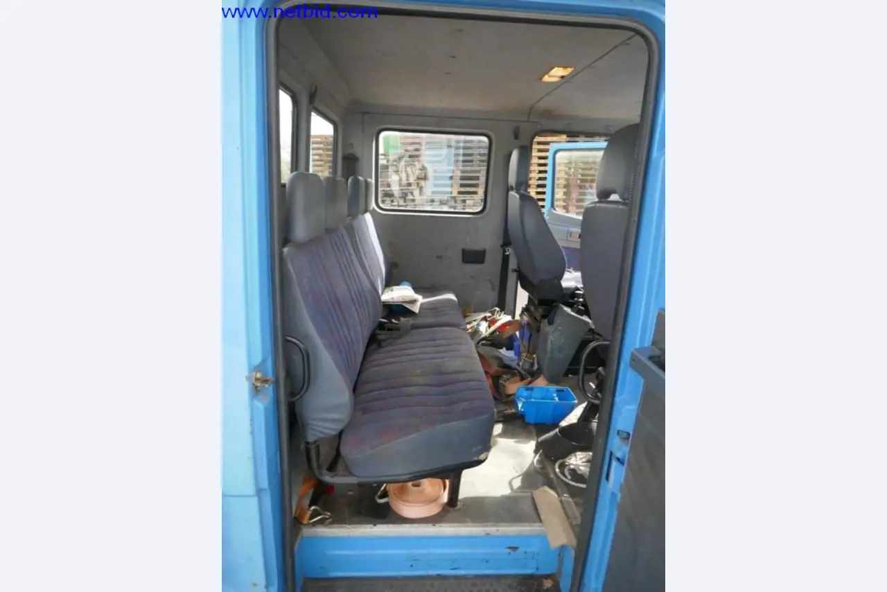 BGA, zaloge, montažni material in vozila iz oddelka za strešne kritine.-9