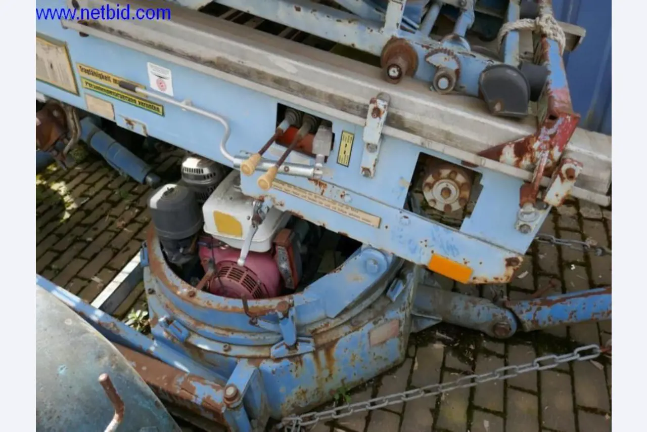 BGA, zásoby, montážní materiál a vozidla z divize střešních krytin.-3