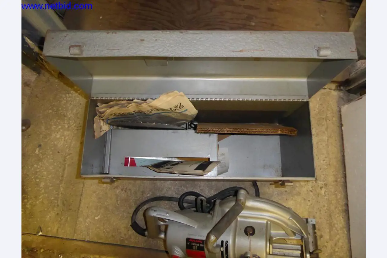 BGA, zásoby, montážní materiál a vozidla z divize střešních krytin.-3