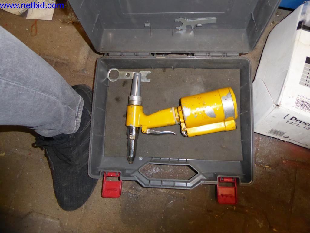 BGA, zaloge, montažni material in vozila iz oddelka za strešne kritine.-1