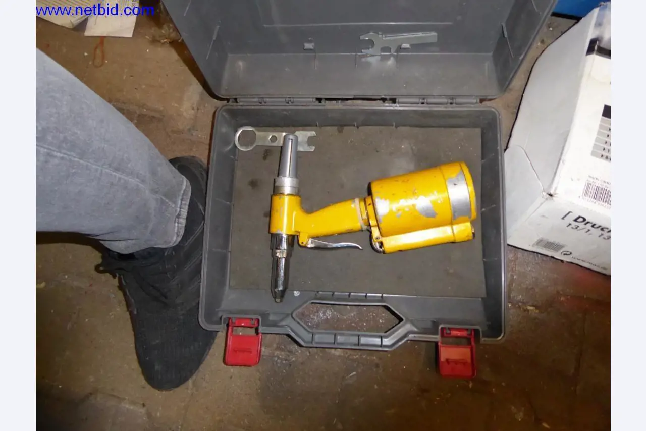 BGA, zaloge, montažni material in vozila iz oddelka za strešne kritine.-1