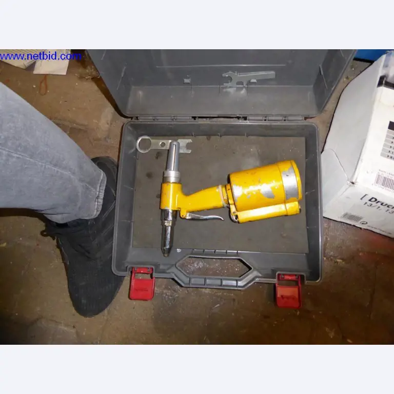 BGA, zaloge, montažni material in vozila iz oddelka za strešne kritine.-1