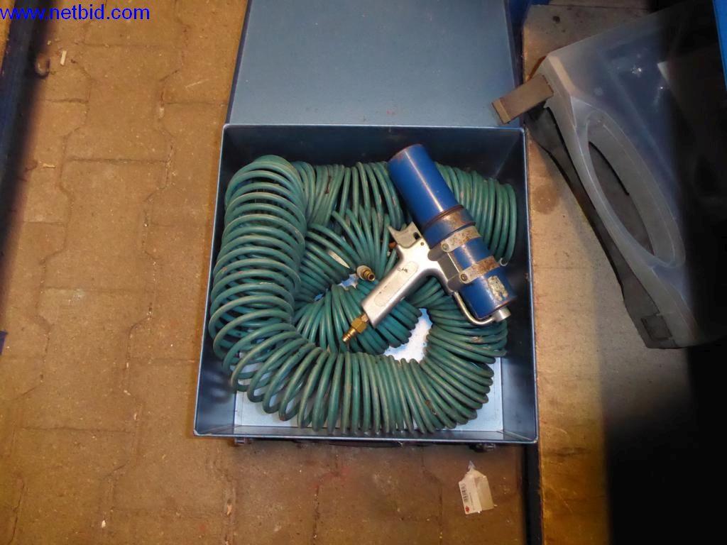 BGA, zaloge, montažni material in vozila iz oddelka za strešne kritine.-2