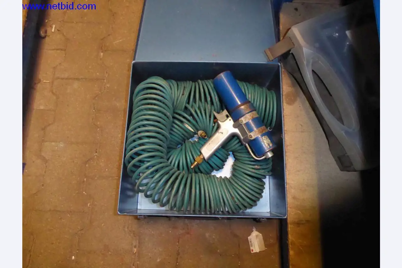 BGA, zaloge, montažni material in vozila iz oddelka za strešne kritine.-2