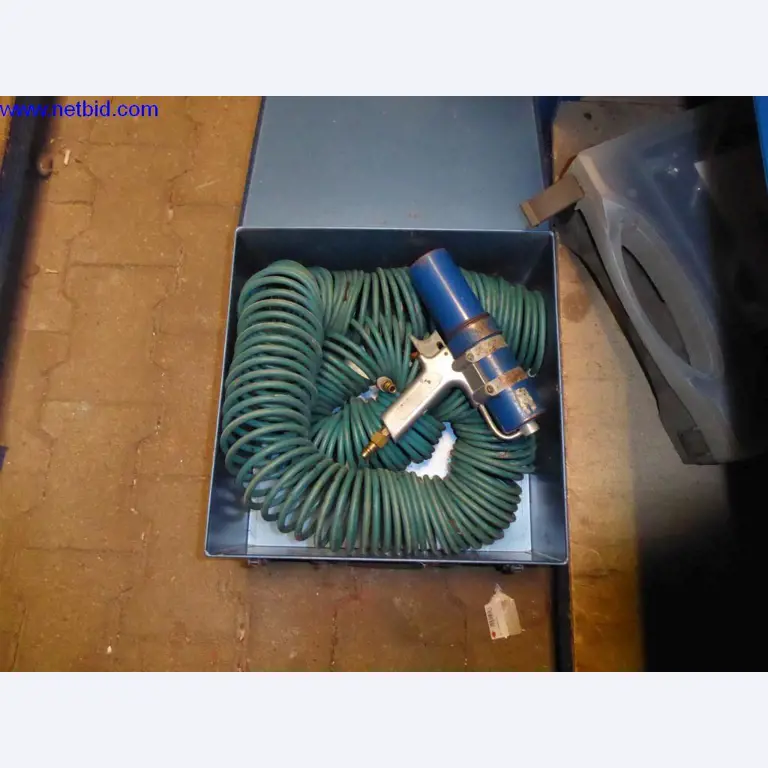 BGA, zaloge, montažni material in vozila iz oddelka za strešne kritine.-2