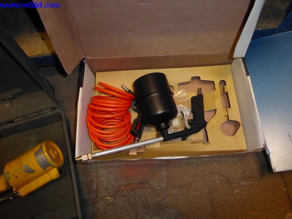 BGA, zaloge, montažni material in vozila iz oddelka za strešne kritine.-3