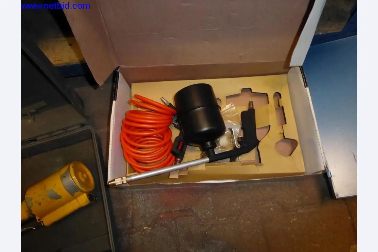 BGA, zaloge, montažni material in vozila iz oddelka za strešne kritine.-3