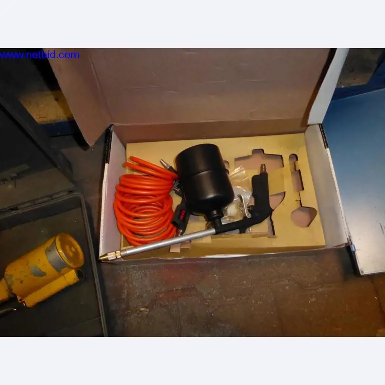 BGA, zaloge, montažni material in vozila iz oddelka za strešne kritine.-3