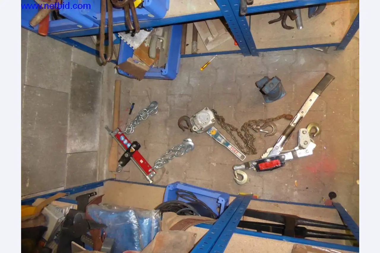 BGA, Warenvorräte, Montagematerial und Fahrzeuge aus dem Bereich Dachdeckerei-1