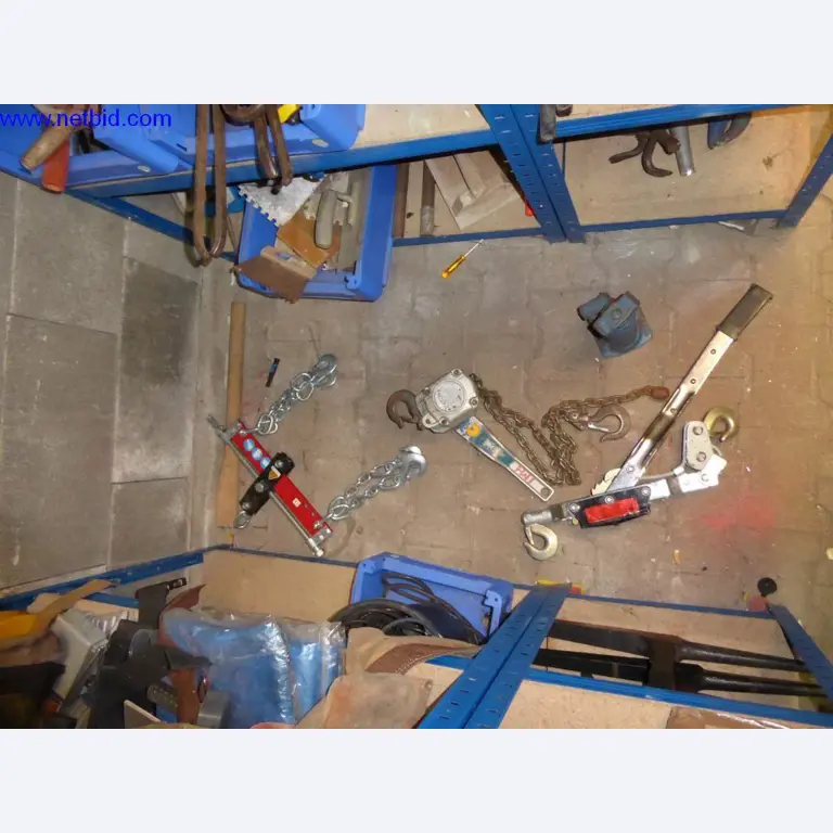 BGA, Warenvorräte, Montagematerial und Fahrzeuge aus dem Bereich Dachdeckerei-1