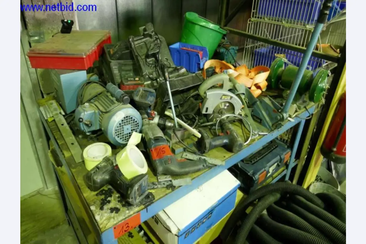 BGA, Warenvorräte, Montagematerial und Fahrzeuge aus dem Bereich Dachdeckerei-1