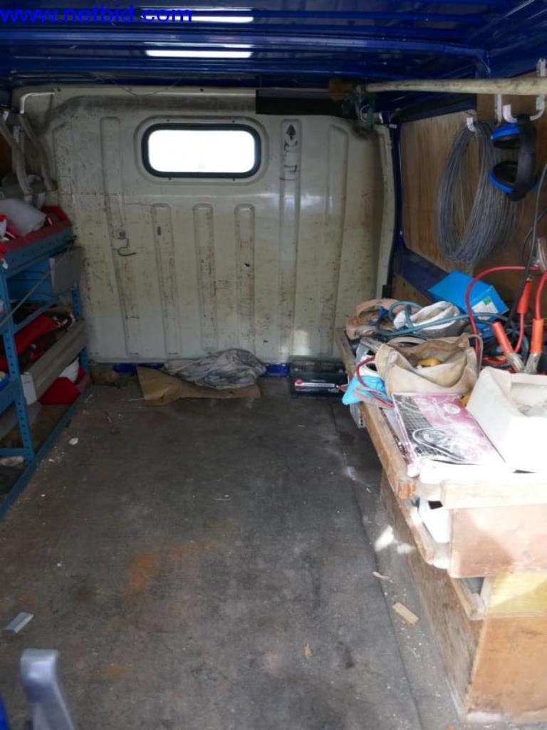 BGA, zaloge, montažni material in vozila iz oddelka za strešne kritine.-4