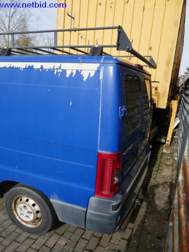 BGA, zaloge, montažni material in vozila iz oddelka za strešne kritine.-5