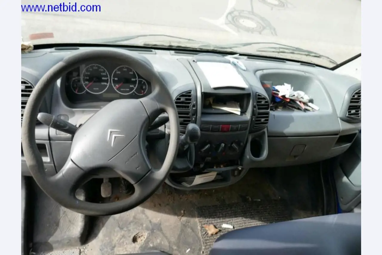 BGA, zásoby, montážní materiál a vozidla z divize střešních krytin.-7