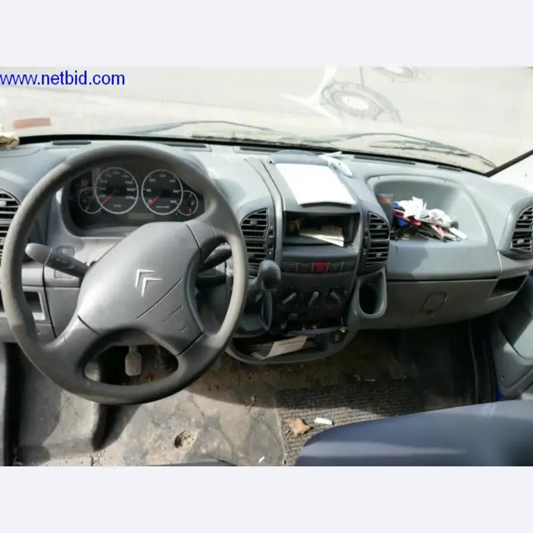 BGA, zásoby, montážní materiál a vozidla z divize střešních krytin.-7