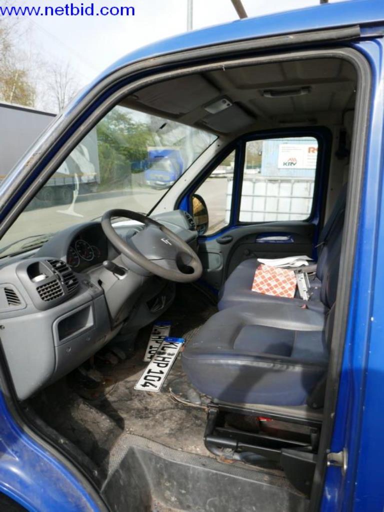 BGA, zaloge, montažni material in vozila iz oddelka za strešne kritine.-8