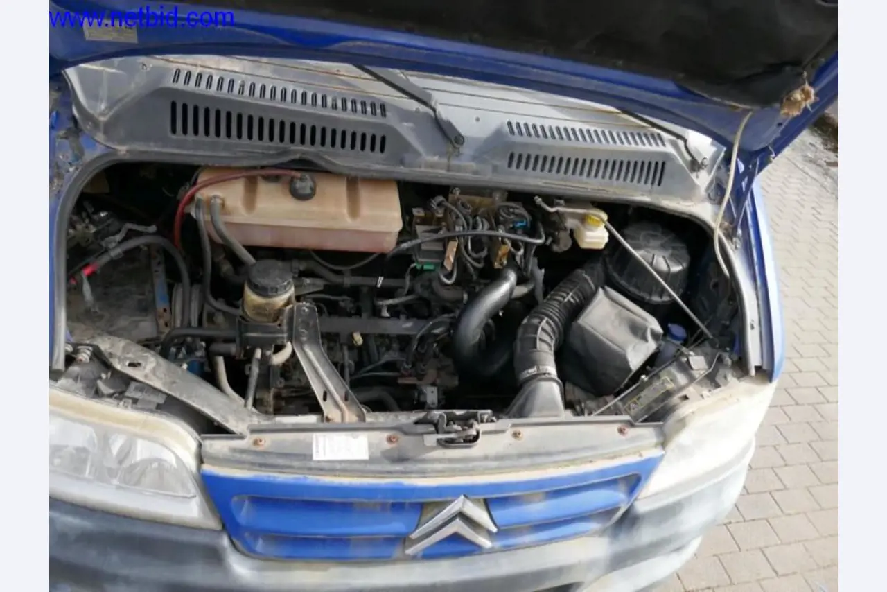 BGA, zásoby, montážní materiál a vozidla z divize střešních krytin.-9