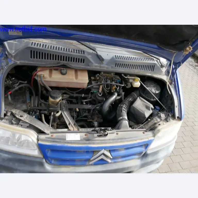 BGA, zásoby, montážní materiál a vozidla z divize střešních krytin.-9