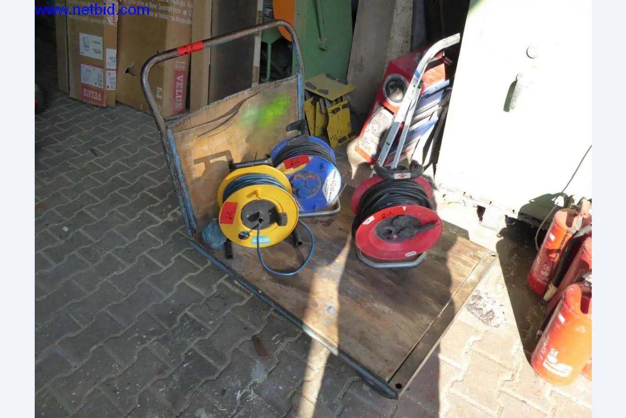 BGA, Warenvorräte, Montagematerial und Fahrzeuge aus dem Bereich Dachdeckerei-1