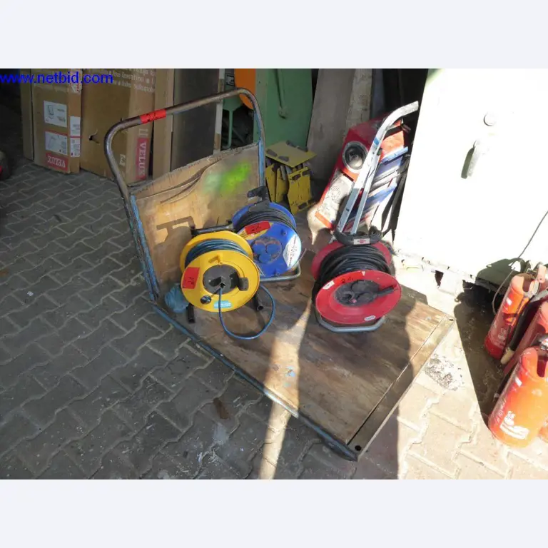 BGA, Warenvorräte, Montagematerial und Fahrzeuge aus dem Bereich Dachdeckerei-1