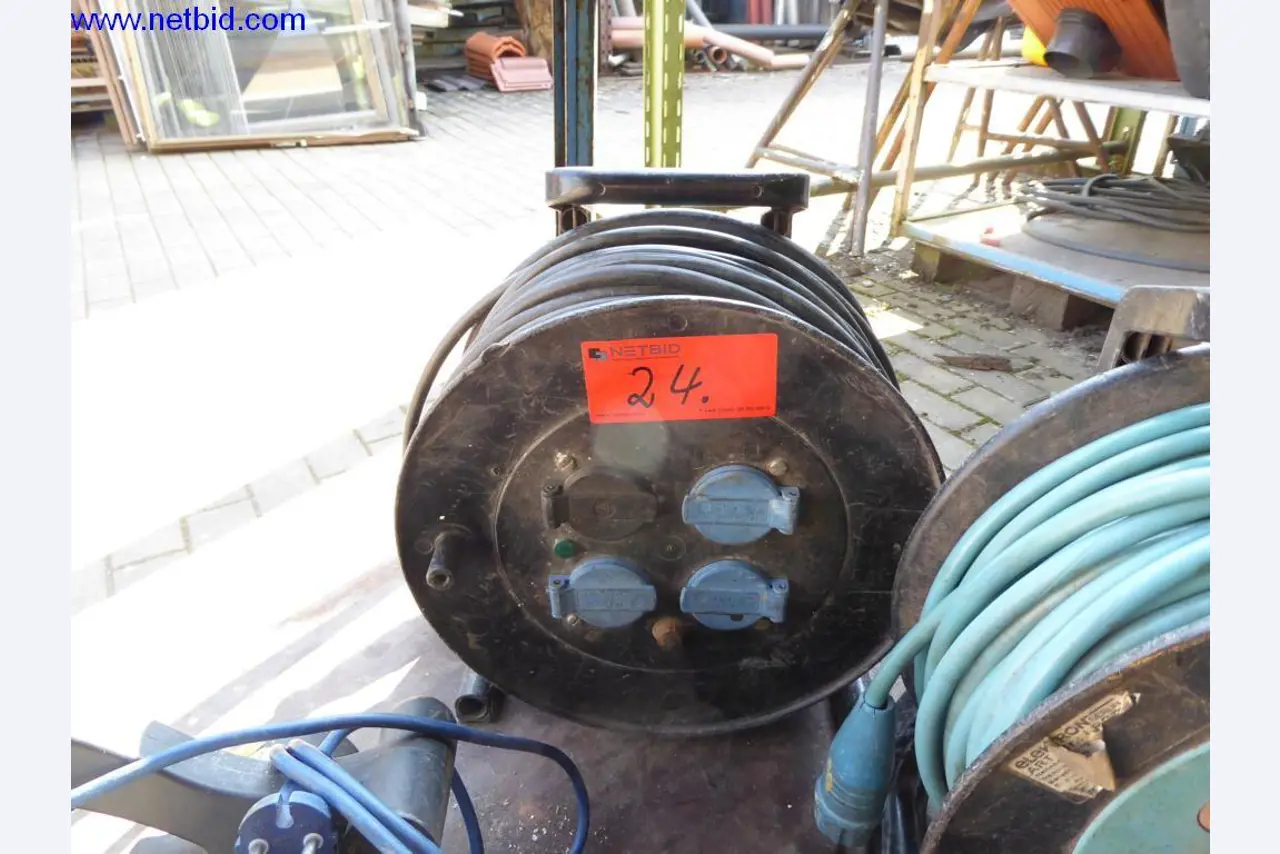 BGA, Warenvorräte, Montagematerial und Fahrzeuge aus dem Bereich Dachdeckerei-1