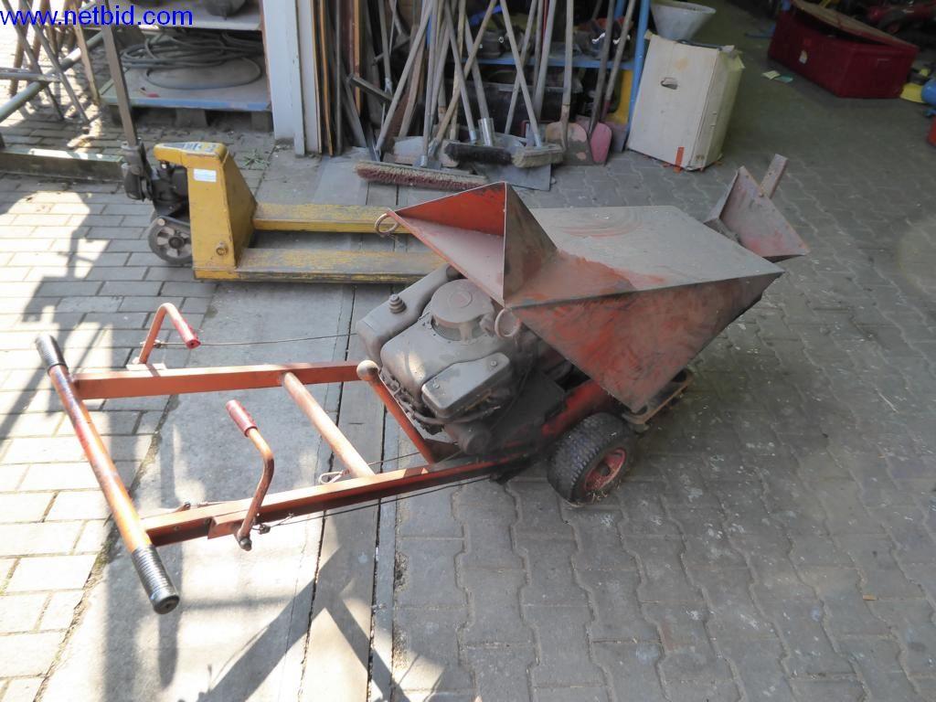 BGA, zaloge, montažni material in vozila iz oddelka za strešne kritine.-1