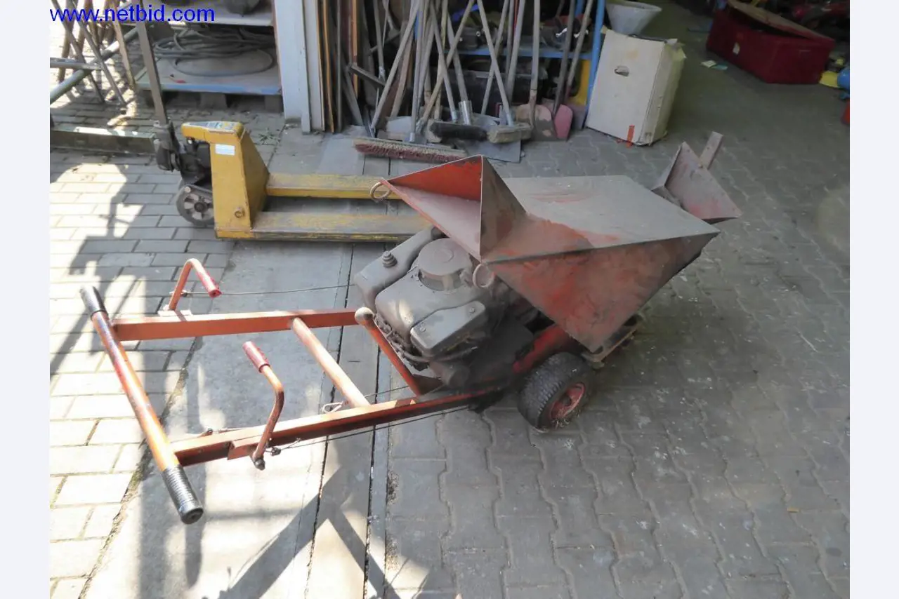 BGA, zaloge, montažni material in vozila iz oddelka za strešne kritine.-1