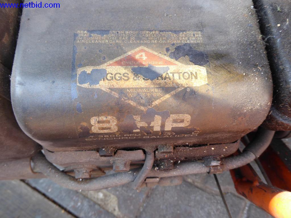 BGA, zaloge, montažni material in vozila iz oddelka za strešne kritine.-2