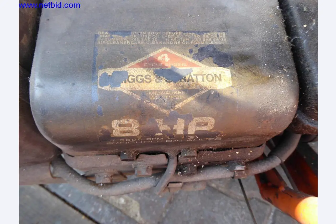 BGA, zaloge, montažni material in vozila iz oddelka za strešne kritine.-2