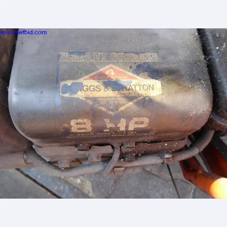 BGA, zaloge, montažni material in vozila iz oddelka za strešne kritine.-2