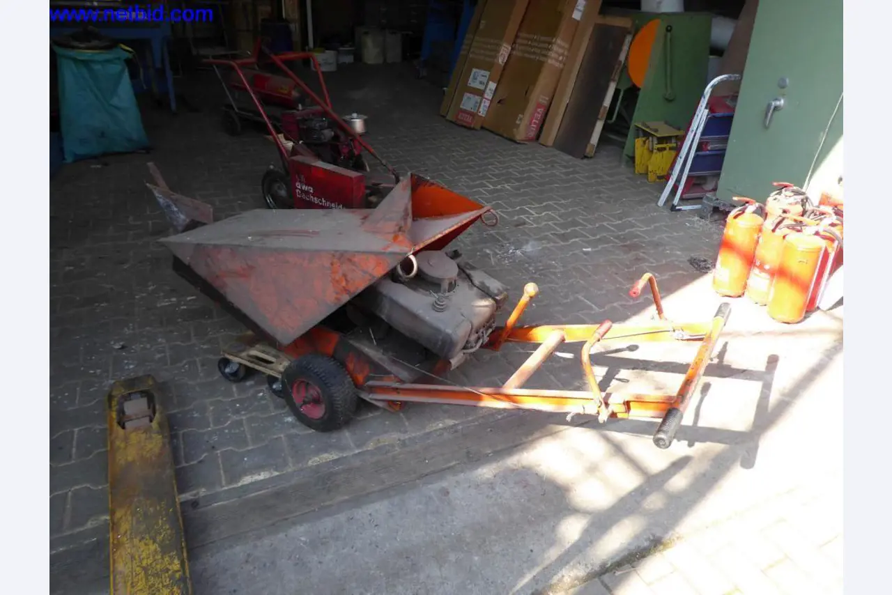 BGA, zaloge, montažni material in vozila iz oddelka za strešne kritine.-3