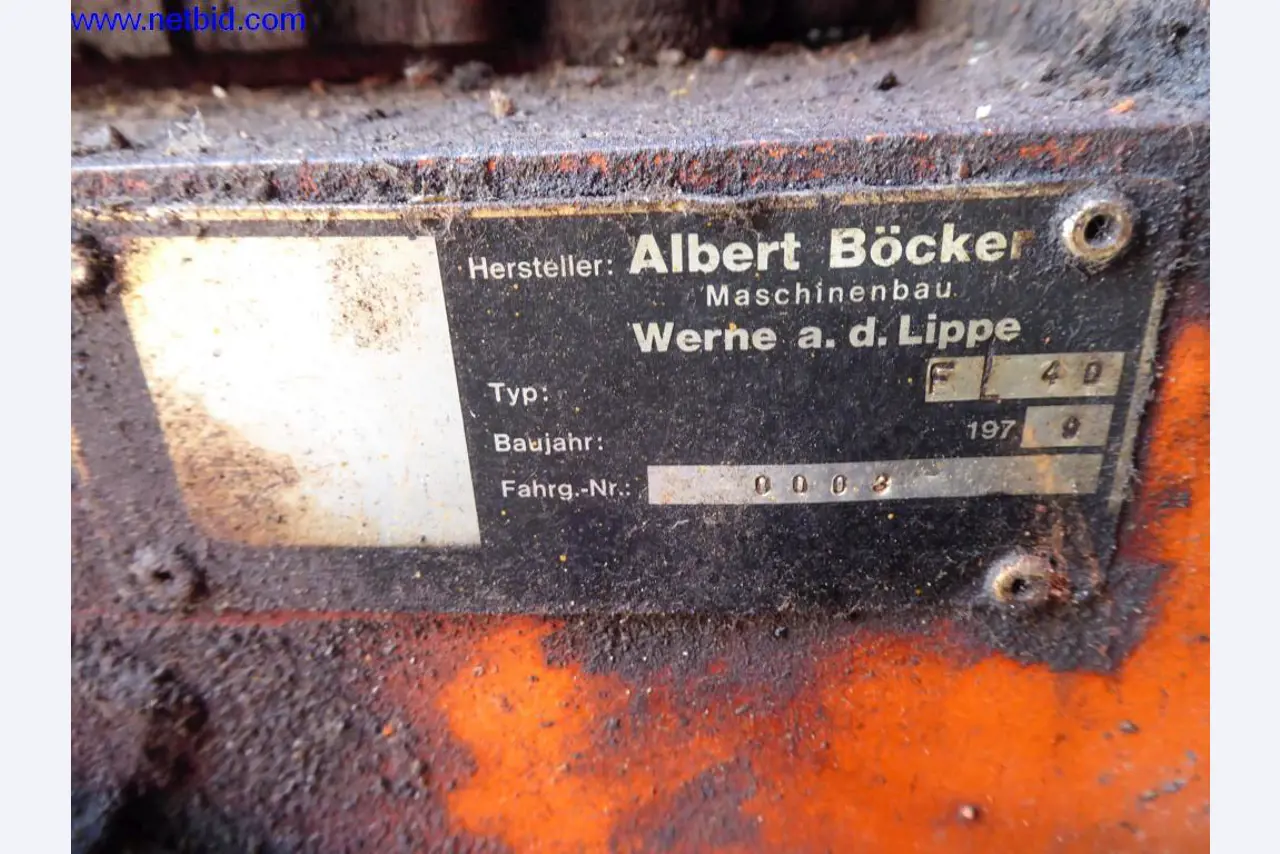 BGA, zaloge, montažni material in vozila iz oddelka za strešne kritine.-4