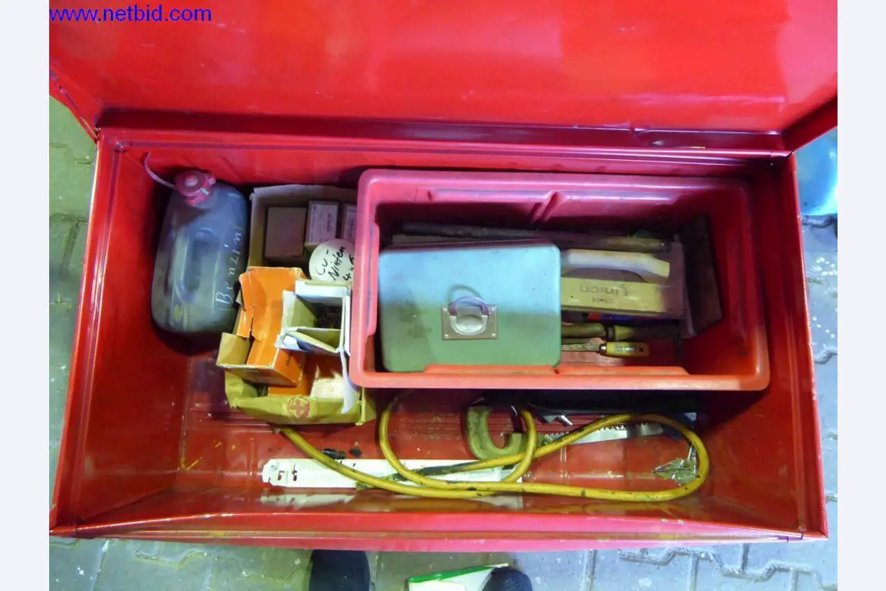 BGA, zaloge, montažni material in vozila iz oddelka za strešne kritine.-1