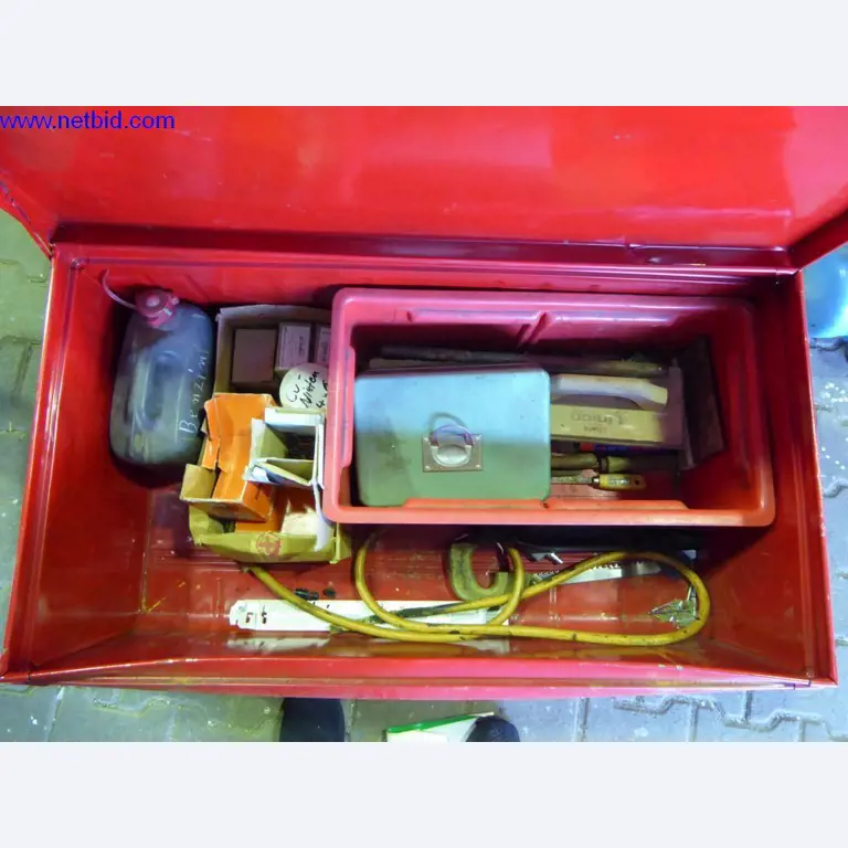 BGA, zaloge, montažni material in vozila iz oddelka za strešne kritine.-1