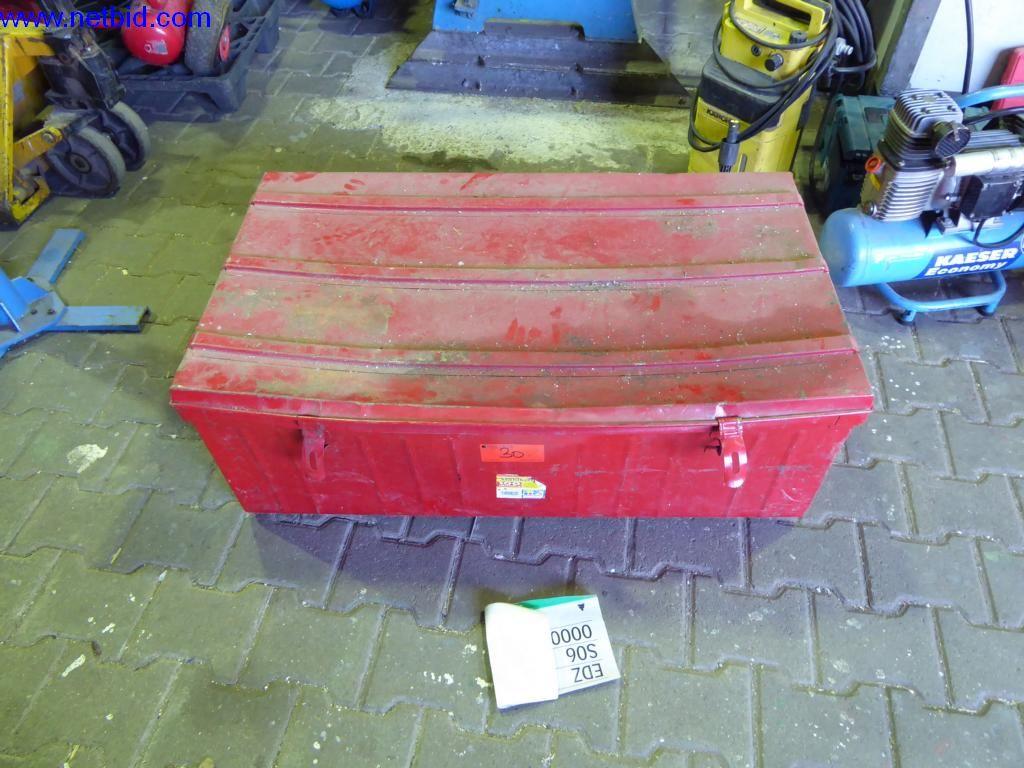 BGA, zaloge, montažni material in vozila iz oddelka za strešne kritine.-2