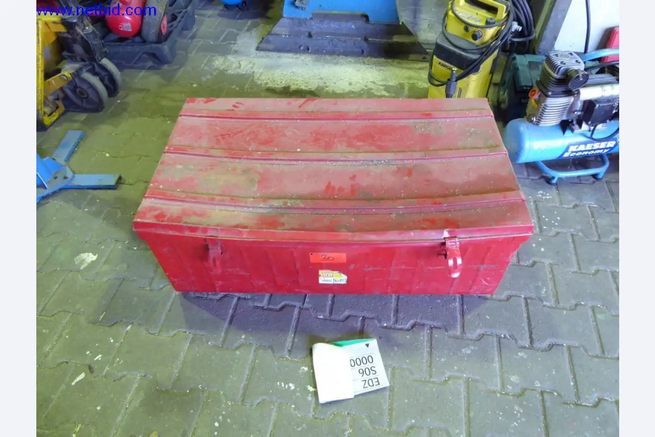 BGA, zaloge, montažni material in vozila iz oddelka za strešne kritine.-2