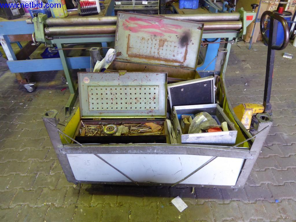 BGA, zaloge, montažni material in vozila iz oddelka za strešne kritine.-1