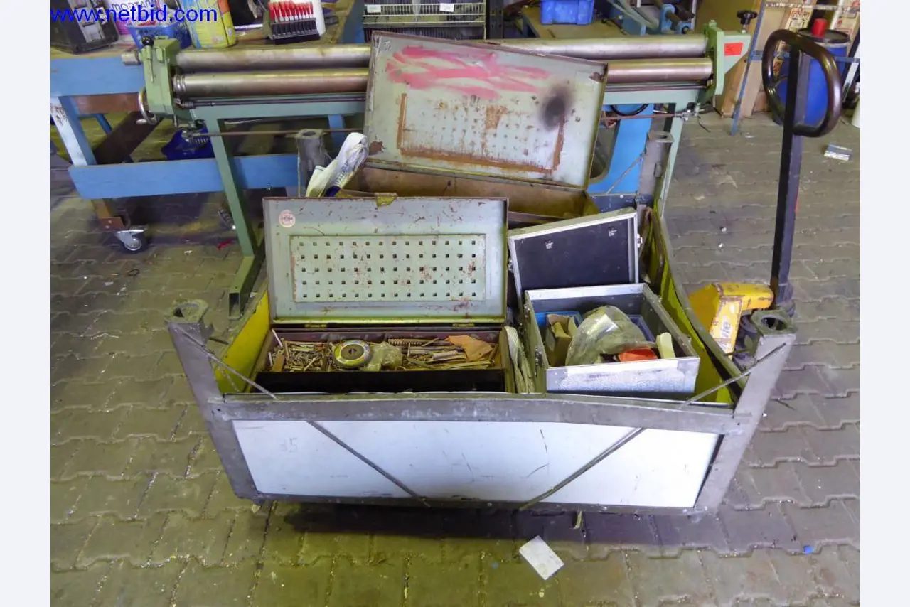 BGA, zaloge, montažni material in vozila iz oddelka za strešne kritine.-1