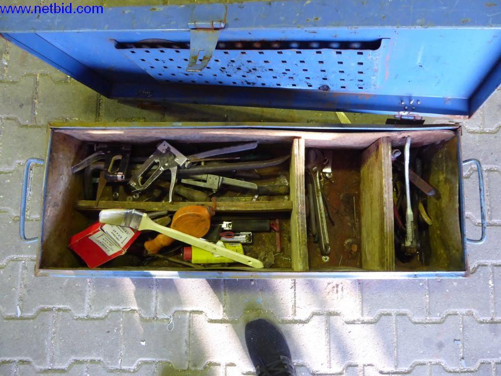 BGA, zaloge, montažni material in vozila iz oddelka za strešne kritine.-3