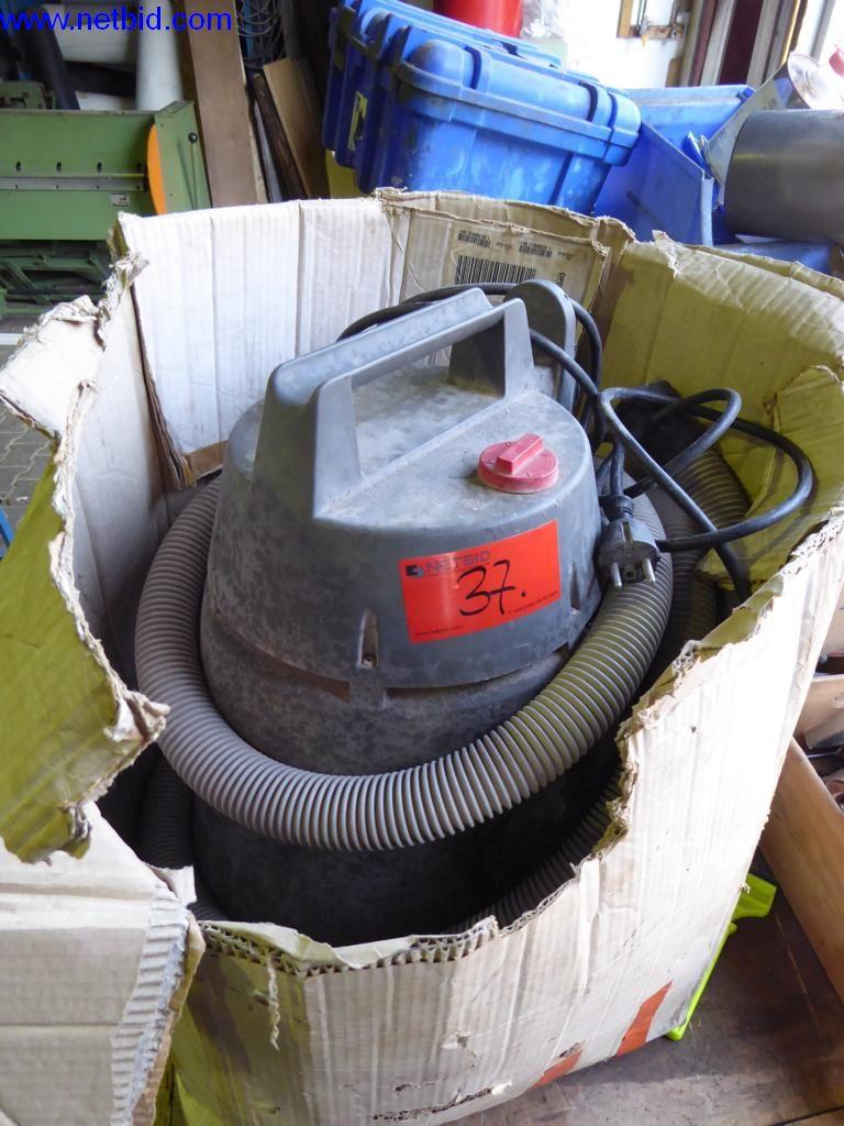 BGA, zaloge, montažni material in vozila iz oddelka za strešne kritine.-4