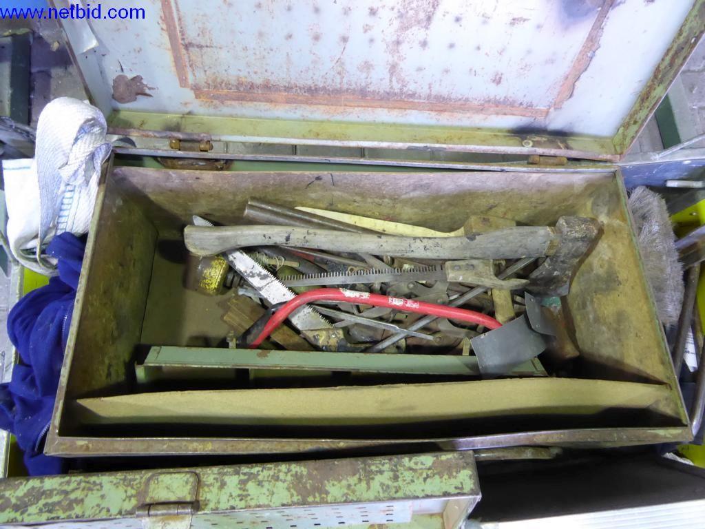 BGA, zaloge, montažni material in vozila iz oddelka za strešne kritine.-5