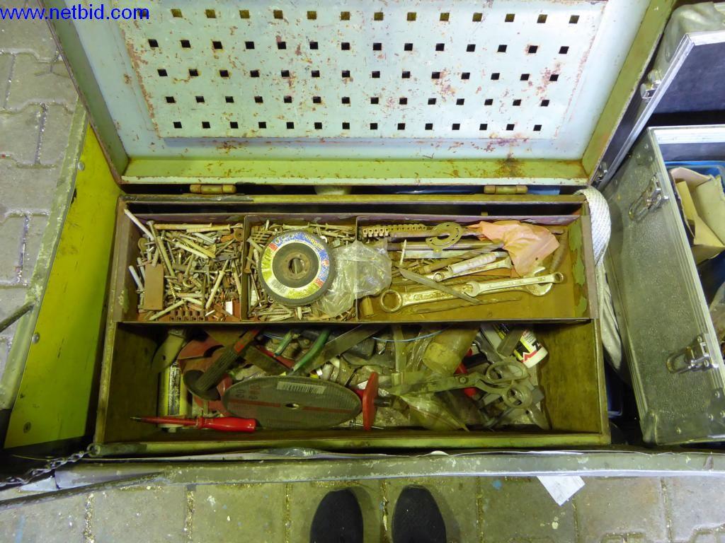 BGA, zaloge, montažni material in vozila iz oddelka za strešne kritine.-6